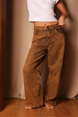 Pantalón jean de corte ancho, color marrón con efecto desgastado.