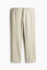 Pantalón tobillero color beige, de corte slim fit, con pliegues, cierre con botón, bolsillos laterales y bolsillos traseros ribeteados con botón.