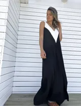 Vestido largo negro con escote en V blanco y corte holgado.