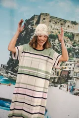 Vestido largo de tejido calado con rayas horizontales en color crudo, azul marino y rojo. Tiene tajo lateral y logo bordado en la manga.