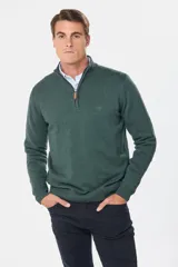 Sweater color beige de tejido de punto con cuello alto y cierre parcial con cremallera.