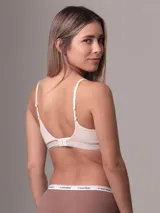 Bralette color blanco con tirantes finos y banda inferior elástica con logo de Calvin Klein.