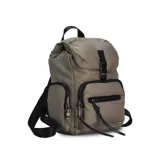 Mochila negra de nylon con tapa y broche metálico. Tiene apertura superior con broche, bolsillos internos, bolsillo con cierre metálico al frente y laterales. Tiene asas rígidas de mano y correas regulables para colgar en la espalda.