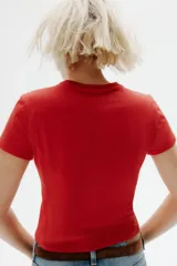 Remera roja de algodón con cuello redondo y estampado frontal con la frase "Paris enough?".