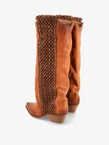 Bota de caña alta color negro, con detalle de tramado en los laterales, punta fina y taco ancho bajo. Fabricada en cuero.