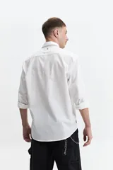 Camisa de algodón color azul oscuro, con cuello clásico y corte semi slim.