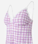 Conjunto de pijama confeccionado en microfibra con estampado de cuadros vichy. Incluye blusa con breteles ajustables y escote V con encaje, y short con cintura elástica.