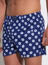 Bóxer de algodón blanco con estampado de flores pequeñas color celeste, con cintura elástica y logo de la marca en el centro.