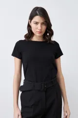 Remera blanca de manga corta con escote bote.
