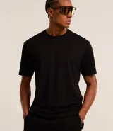 Remera deportiva negra de corte clásico, confeccionada en tejido tech fleece con tecnología dry, cuello redondo y mangas cortas.