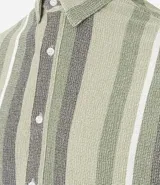 Camisa de manga corta para hombre marca Marfinno, confeccionada en tejido texturizado de mezcla de algodón y poliéster. Presenta un diseño de rayas verticales en tonos beige, gris y bordó, con cuello tradicional y cierre frontal mediante botones.