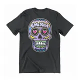 Remera negra de algodón con cuello redondo y estampado frontal con el logo de la marca en letras estilo graffiti en colores violeta, amarillo y blanco.