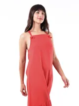 Vestido largo color crudo, con breteles finos y volados en el ruedo.