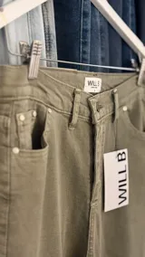 Pantalón de jean color verde oliva, de corte recto y tiro alto.