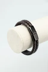 Pulsera de cuero trenzado color marrón oscuro con cierre magnético metálico color negro.