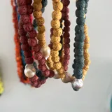 Collar con cuentas de piedra volcánica de 8mm y perla de río.