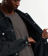 Campera de jean para hombre, de corte regular, con efecto desteñido, cuello inglés, manga larga, abotonada en el frente y bolsillos con solapa en el pecho.