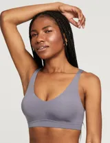 Bralette de lycra color lila, sin aro, marca Montelle. Tiene copas internas removibles, breteles regulables y cierre trasero de tres posiciones.
