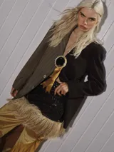 Falda mini de lentejuelas forrada con detalles en rafia.