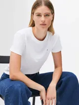 Remera blanca de algodón orgánico, corte regular, cuello redondo y manga corta. Presenta logo de Tommy Hilfiger bordado en el pecho.