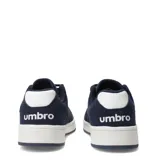 Championes Umbro modelo Block, color azul marino con detalles en blanco. Presentan el logo de Umbro en los laterales y la lengüeta, y una suela blanca con una línea azul marino.