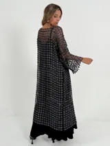 Kimono largo color crema, calado con diseño floral. Incluye lazo de satén para usarlo abierto o cerrado.