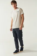 Pantalón cargo para hombre color azul marino, de corte regular, con puños ajustados, pasacinto y logo metálico.