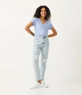 Blusa blanca de algodón con cuello en V, manga corta y bolsillo frontal.