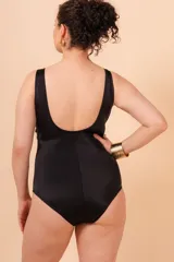 Malla enteriza de un hombro con volado y estampado de hojas.