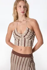 Top halter color beige de tejido de punto con lurex.