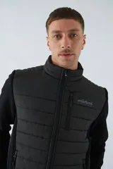 Campera negra con cuerpo acolchado de nylon y mangas de felpa. Tiene cuello alto, cierre frontal, bolsillos laterales con cierre, logo estampado en el pecho y logo de goma en la manga.