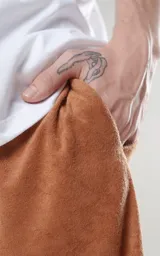 Bermuda de corte clásico en color camel con cintura elástica y cordón ajustable.