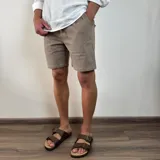 Bermuda color beige de simil lino, con bolsillos laterales y traseros.