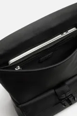 Mochila negra con acabado engomado, solapa y hebilla de liberación rápida. Tiene un bolsillo frontal con cierre imantado, asa de mano, dos asas de hombro ajustables, parte posterior acolchada y banda de sujeción para equipaje. El interior cuenta con un bolsillo con cierre y un compartimento para dispositivos electrónicos de hasta 13 pulgadas.