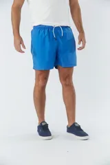 Short de baño liso color azul marino, con dos bolsillos delanteros y uno trasero.
