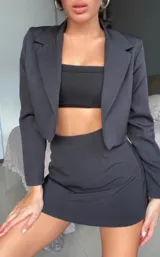 Short tipo pollera de crepé color negro, de tiro alto y ajuste ceñido.