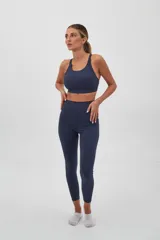 Calza deportiva larga color verde militar, de tiro alto y largo hasta el tobillo.