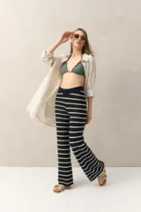 Pantalón ajustado a rayas horizontales blancas y negras.