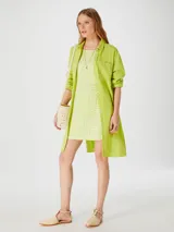 Vestido corto con tirantes finos y estampado a rayas verticales en tonos pastel: verde, naranja, celeste, rosa y blanco.