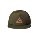 Gorro de gabardina verde con perforaciones laterales y logo triangular de Roark Provisions bordado en el frente.