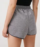 Short corto gris con textura de hilo metalizado, cintura elástica con cordón ajustable y detalles laterales en negro.