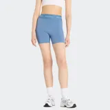 Short deportivo New Balance color celeste, de tiro alto con cintura elástica con logo de la marca.