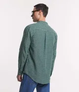 Camisa regular masculina confeccionada en lino, con cuello inglés, mangas largas, abotonado delantero y estampa de cuadros.