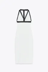 Vestido midi blanco de tejido elástico, con cuello halter, escote pico, falsos bolsillos de vivo con botón y acabados a contraste en negro.