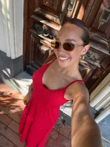 Vestido largo azul marino de viscosa, con tirantes finos y escote en V.