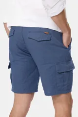 Bermuda color beige de corte recto, con bolsillos cargo laterales y confeccionada en lino.