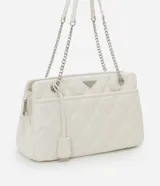Bolso de hombro mediano color blanco con diseño acolchado en forma de rombos. Tiene asa de cadena plateada, cierre de cremallera y bolsillo frontal con botón a presión.