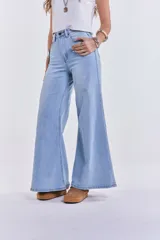 Pantalón de jean celeste, corte wide leg, tiro alto y sin lycra.