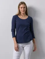 Remera de algodón color verde agua, con escote redondo y mangas 3/4.