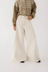 Pantalón de jean color crudo, de corte wide leg con pierna extra ancha y ruedo desflecado.
